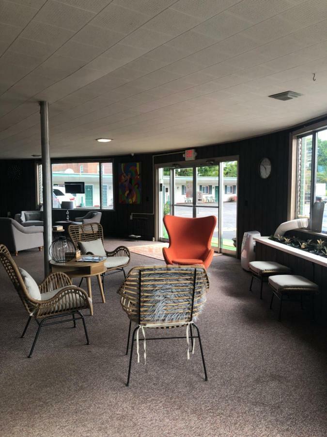 Lancaster Motor Inn Buitenkant foto